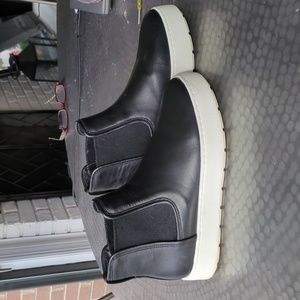 Vince Black Leather Gym Shoes Size 7